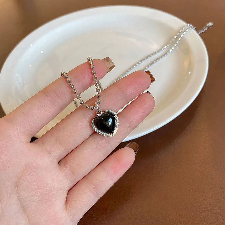 Kpop Black Heart Necklace French Metal Love Clavicle Chain Korean Simple Female Short Pendanklace Female Short Pendant for Women