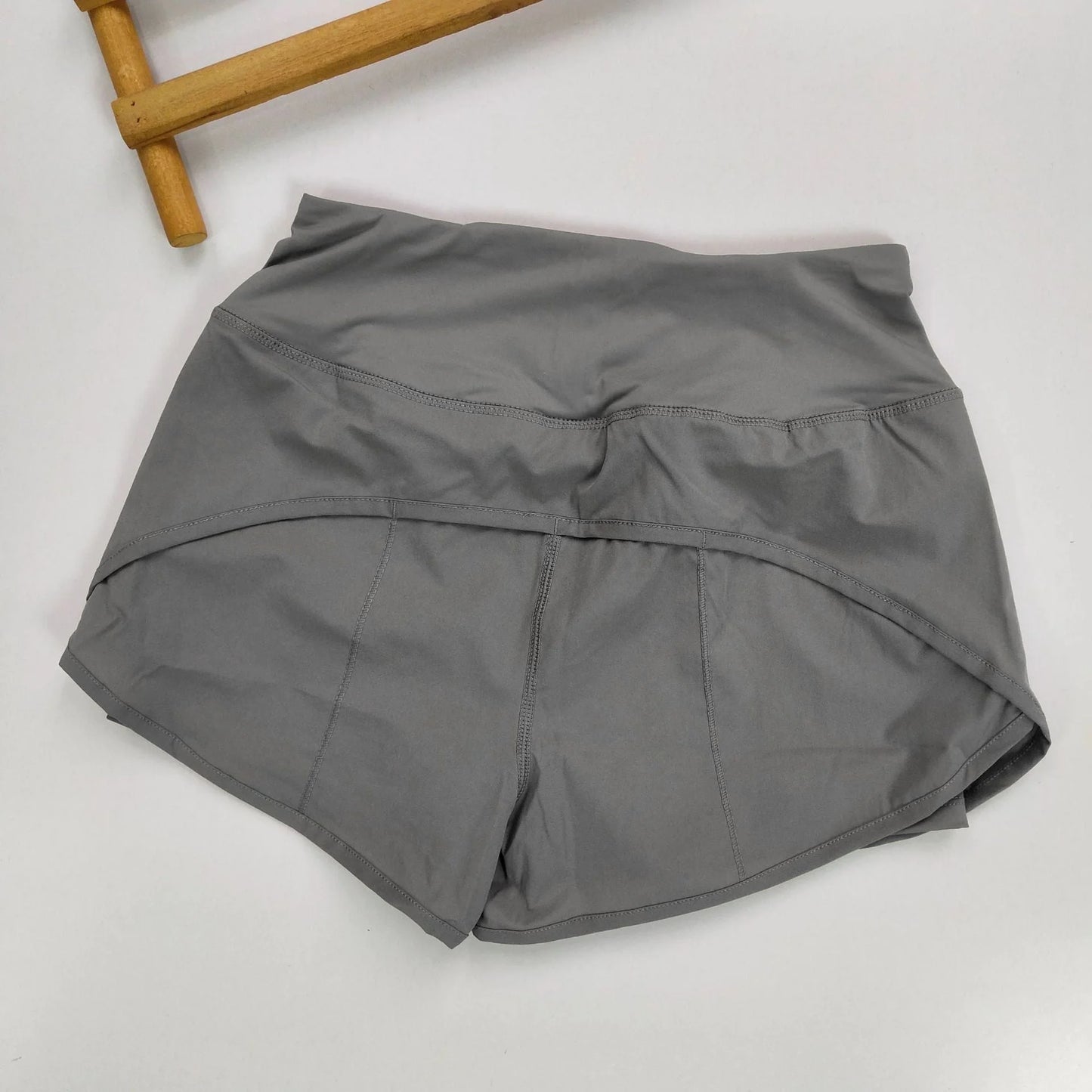 High-waisted shorts with rear pocket, moisture-wicking lining and anti-see-through design for outdoor running, fitness and yoga
