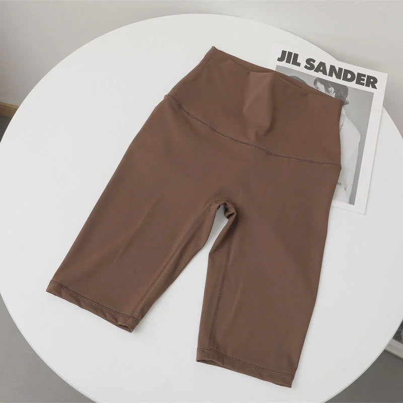 High-waisted five-quarter yoga shorts: sculpting comfort for summer athleisure